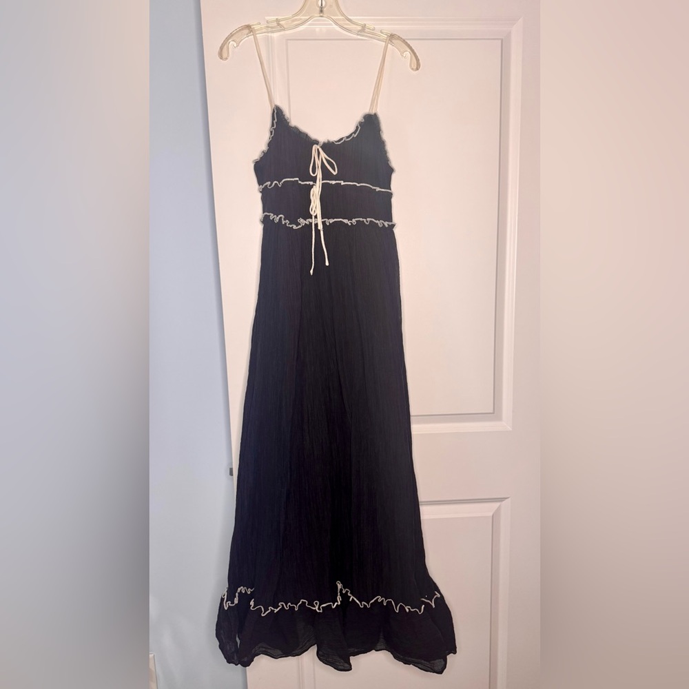 🍓6/$15🍓 Black & White Crepey Maxi Dress - Picture 3 of 7